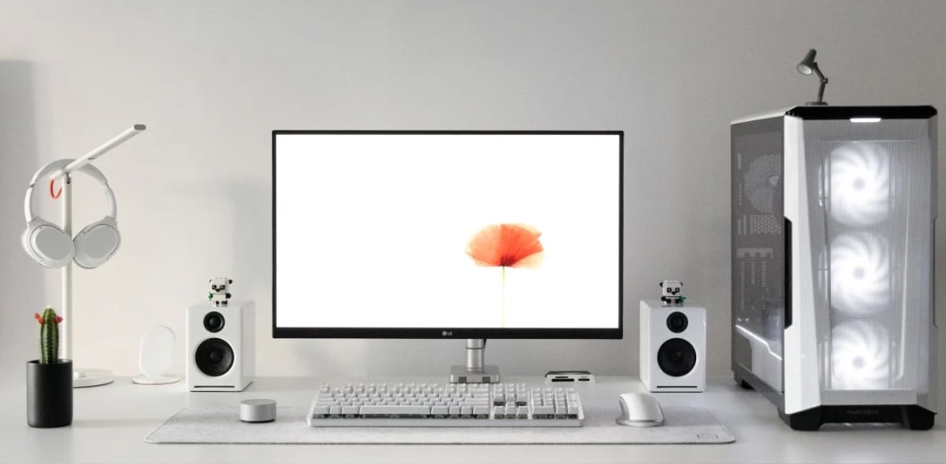 minimalist desk setup pic opt 1
